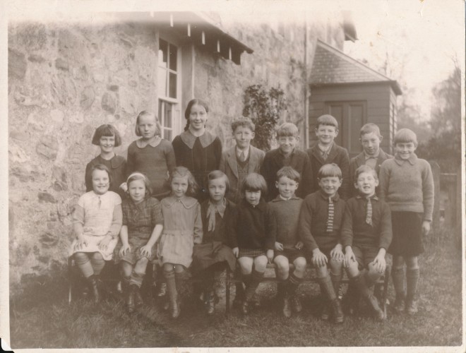 Straloch School, 1933. BACK ROW (l-r): Kitty Steele, Molly Steele, Lizzie Steele, Donny Steele, Ronnie Steele, Willie McTavish, Alistair Keiro, John McKinnon. FRONT ROW: Ina Carmichael, Janet McTavish, Jean Steele, Cathie Lambie, Margaret Speed, Niall Steele, Robin Lambie, Donald Stewart.